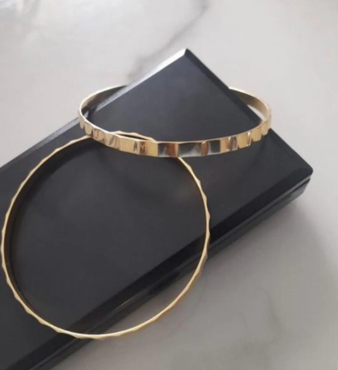 18 ct pair of bangles - Image 1