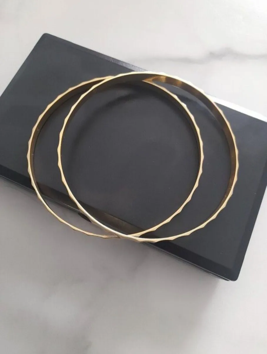 18 ct pair of bangles - Image 4