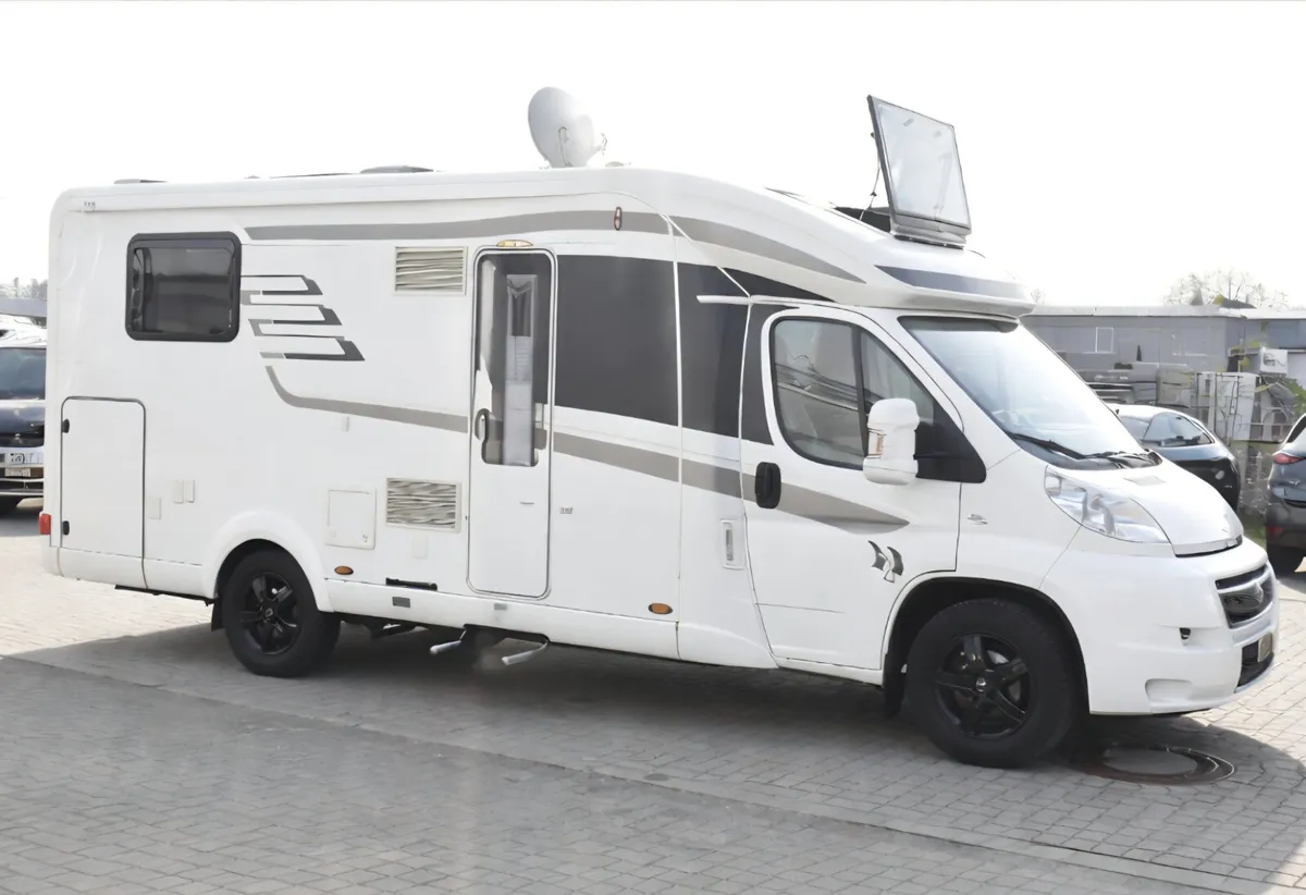 2014 HYMER TRAMP 698CL ISLAND BED A MUST SEE - Image 2