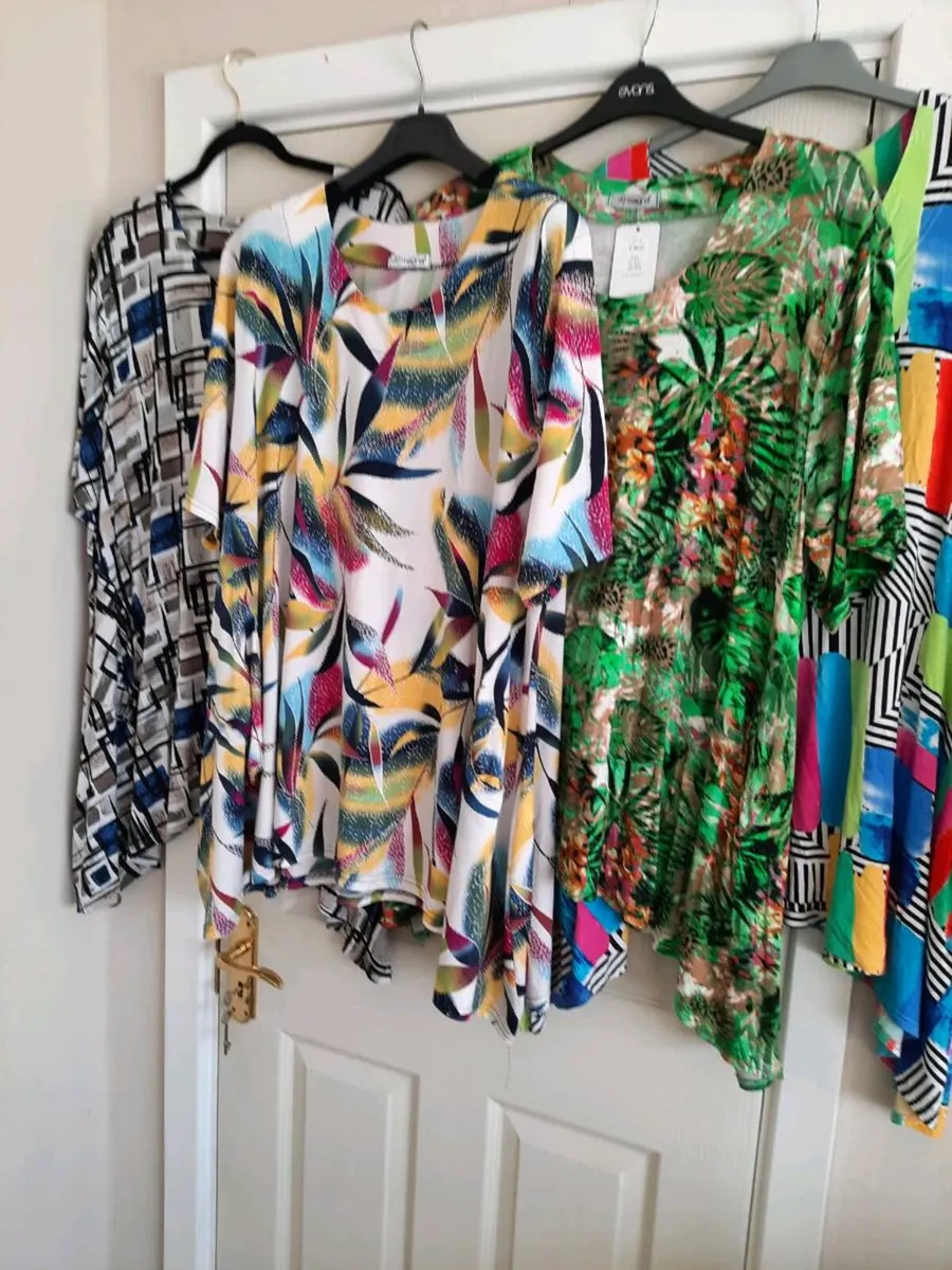 Two pocket tunics size 24to 28 - Image 1