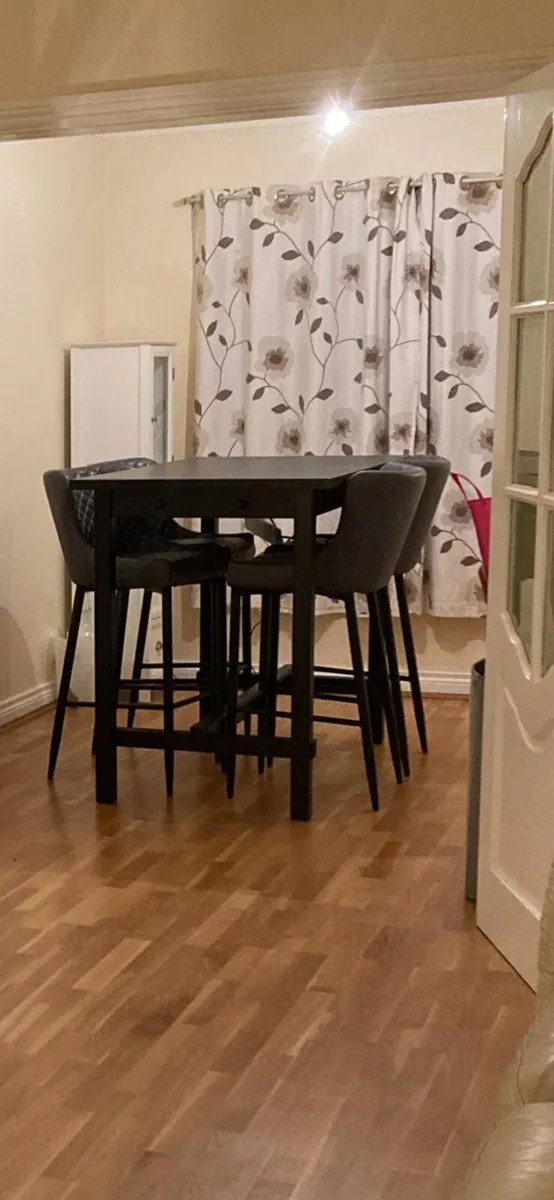 Dining Table and Chairs (high) - Image 1