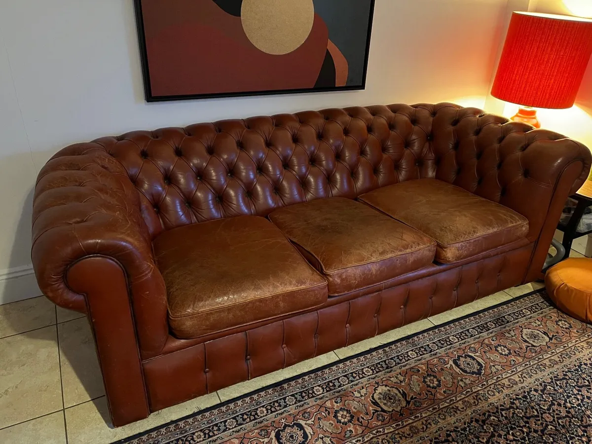 Red leather chesterfield couch - Image 2