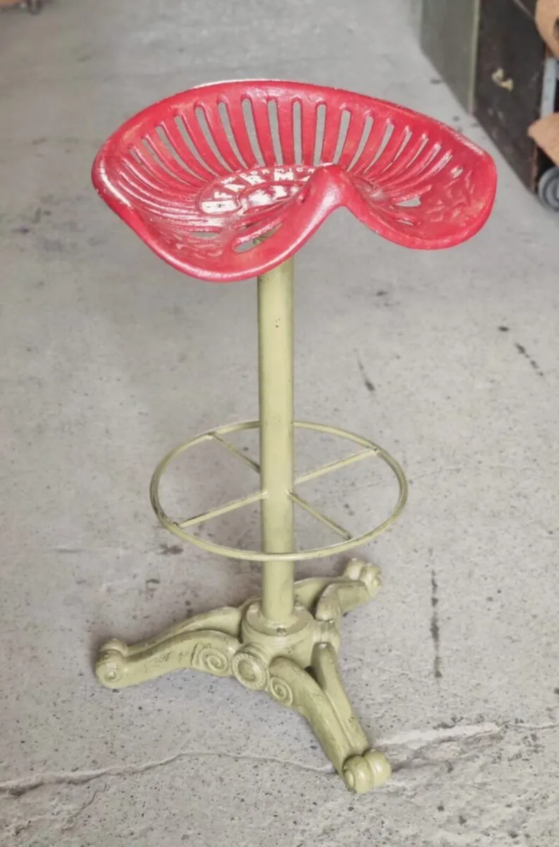 Farmall Tractor Seat Stool H276 - Image 1