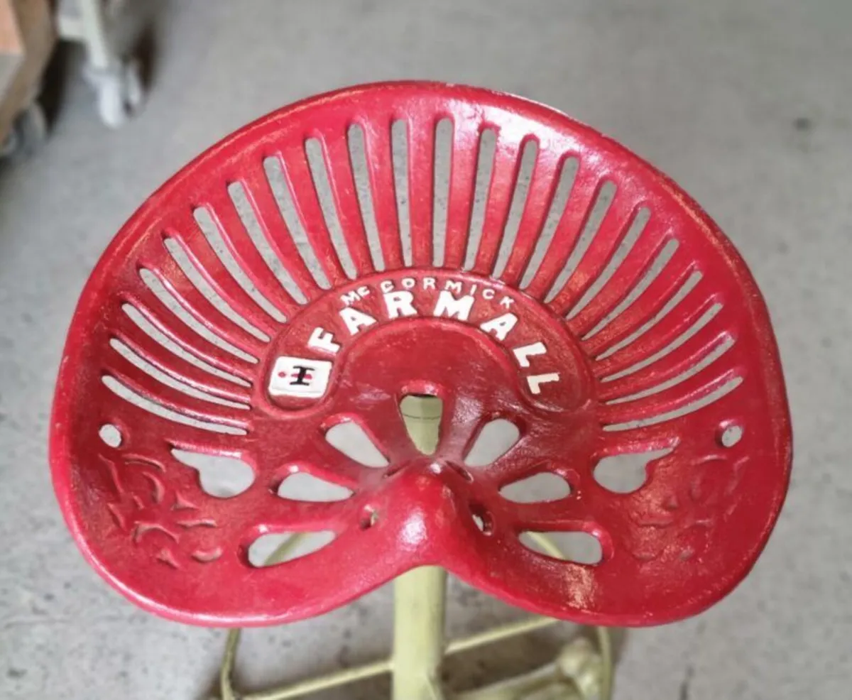 Farmall Tractor Seat Stool H276 - Image 2