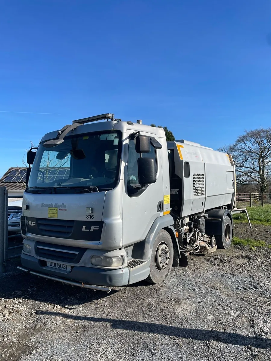 DAF LF Road Sweeper - Image 1