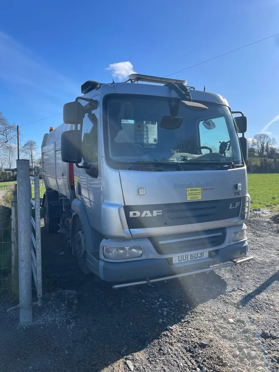 DAF LF Road Sweeper - Image 2