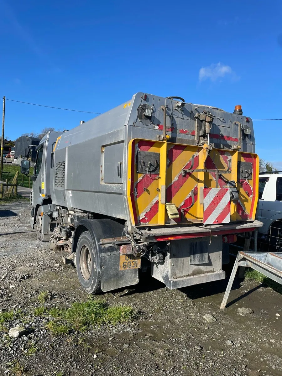 DAF LF Road Sweeper - Image 3