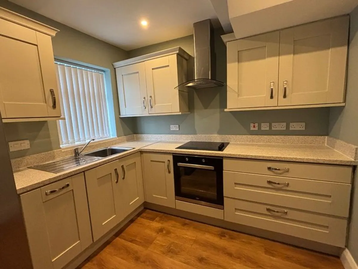 Modern Shaker Style Kitchen - Excellent Condition - Image 1