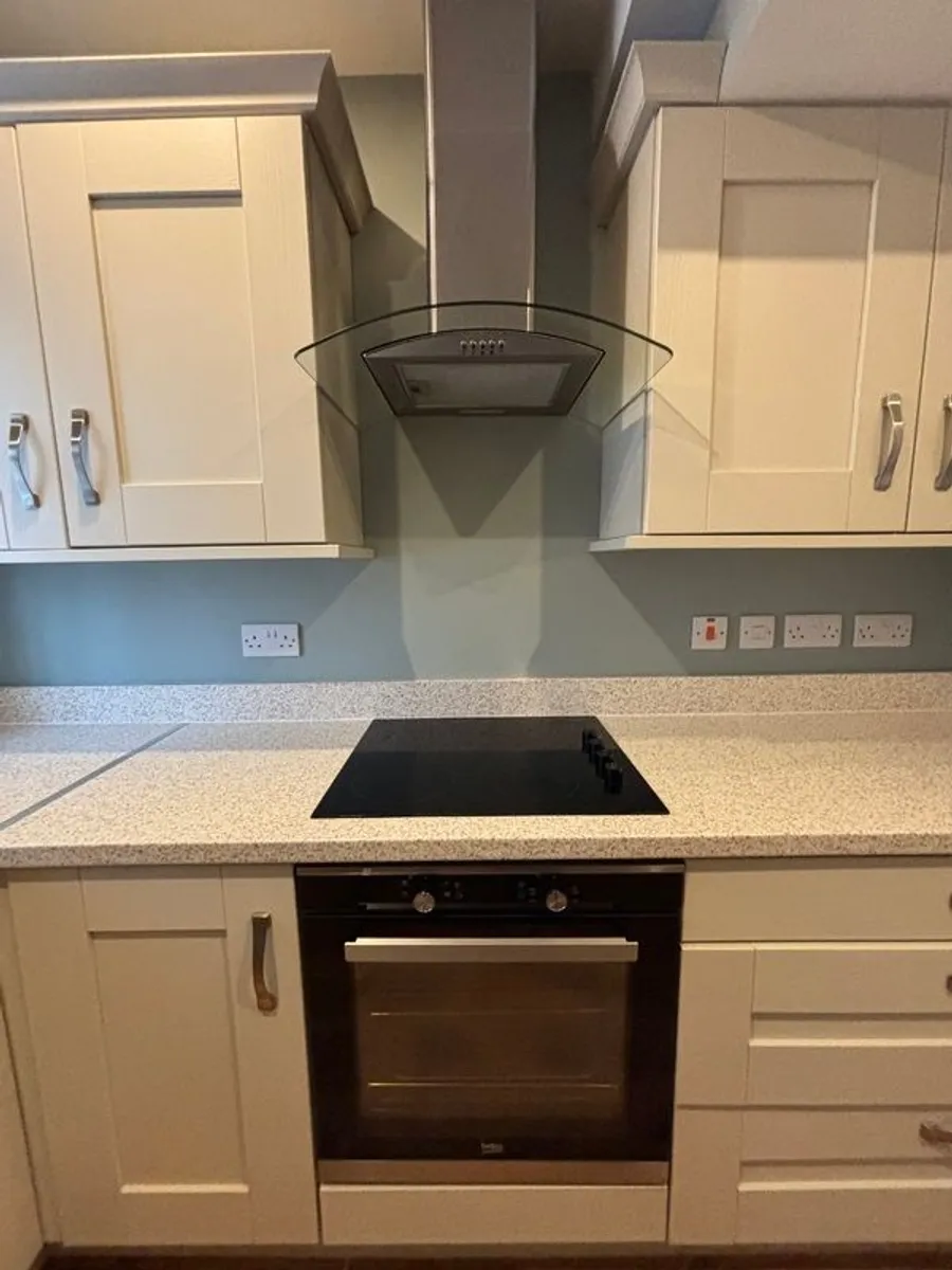 Modern Shaker Style Kitchen - Excellent Condition - Image 2