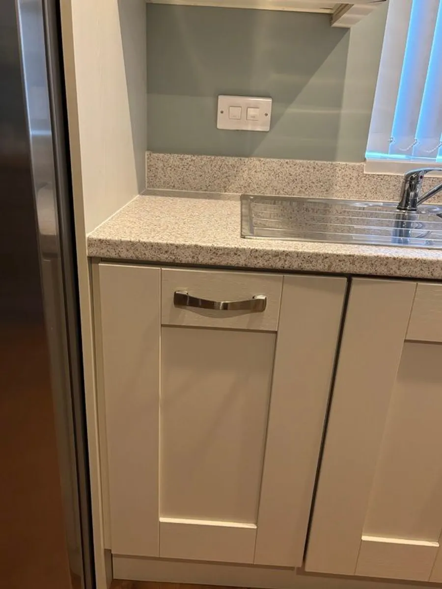 Modern Shaker Style Kitchen - Excellent Condition - Image 3