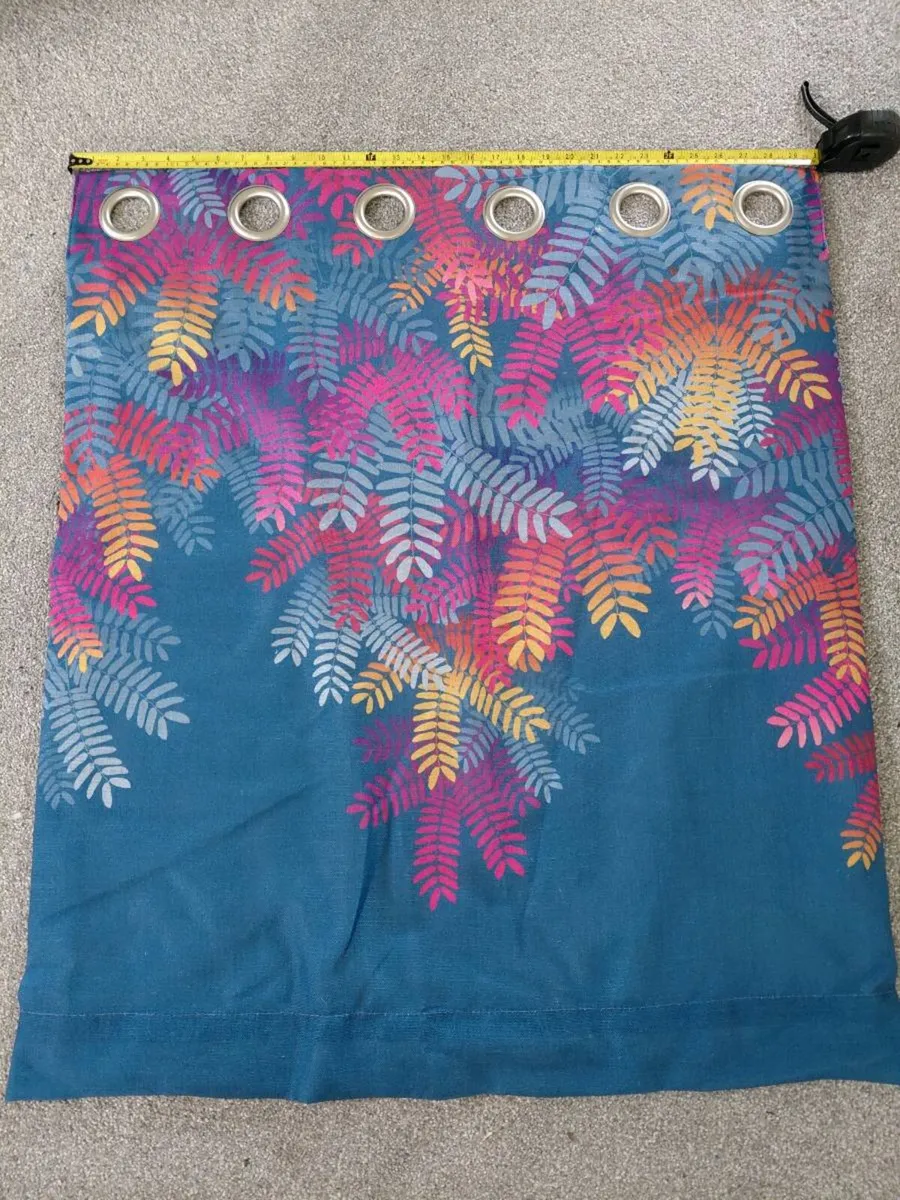 Thermal lined curtains (pair)
Eyelet header - Image 1