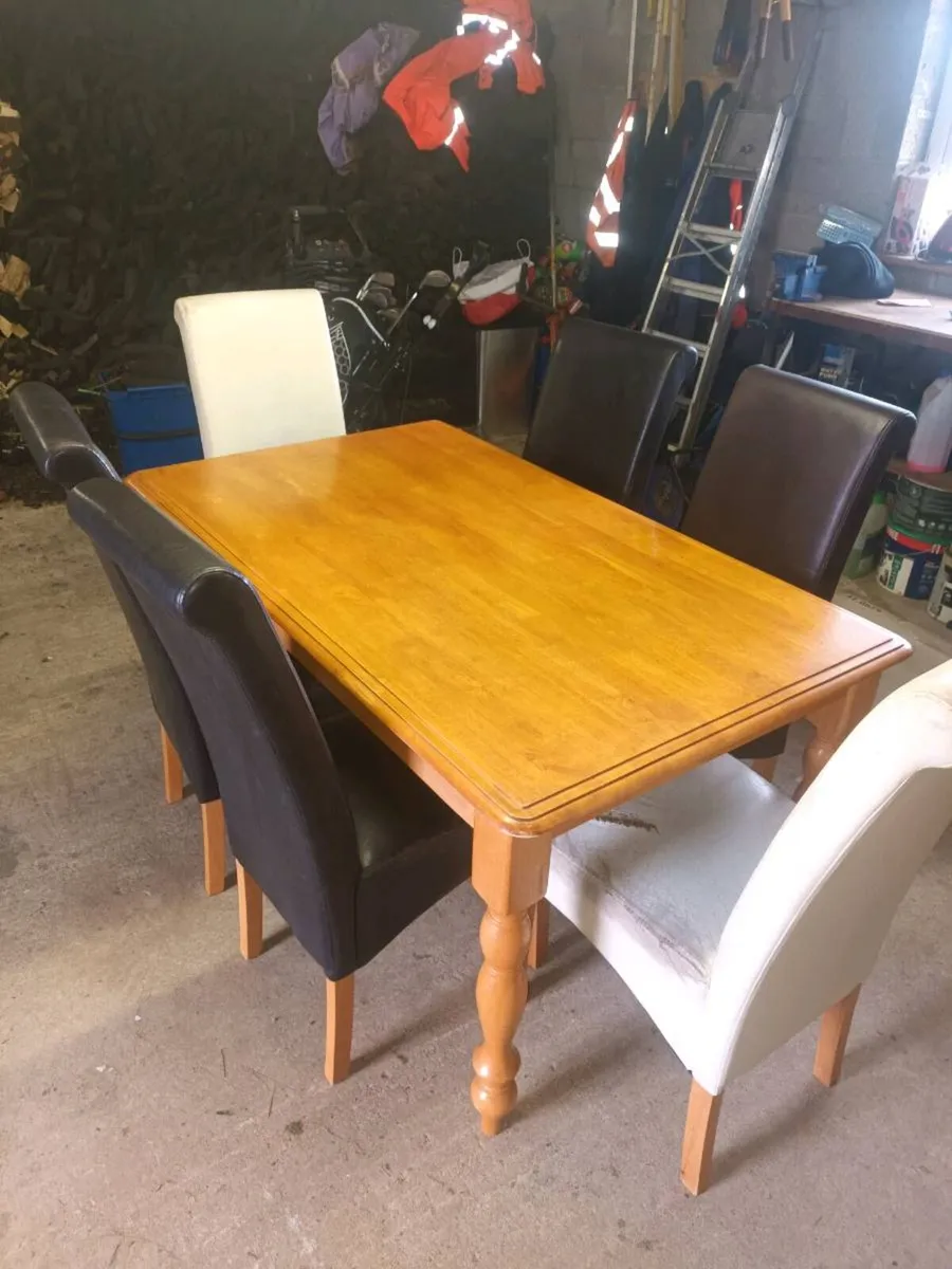 Table and chairs - Image 1