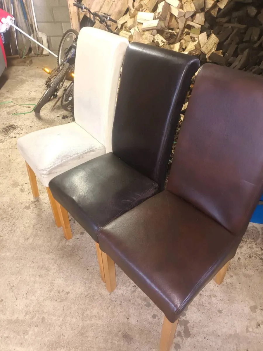 Table and chairs - Image 2