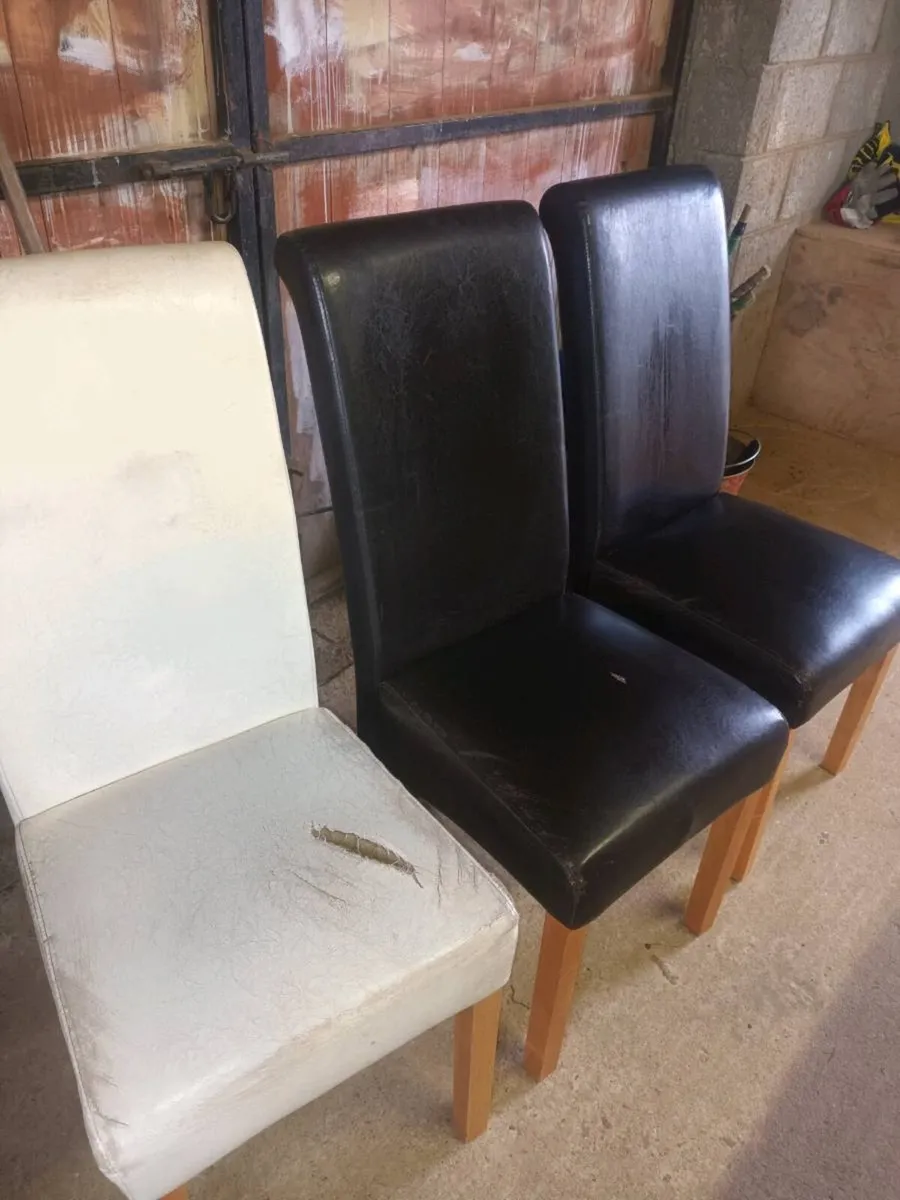 Table and chairs - Image 3