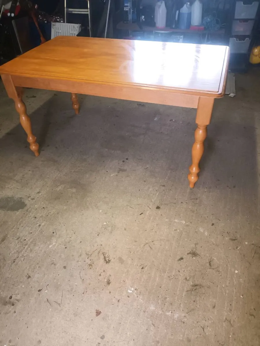 Table and chairs - Image 4