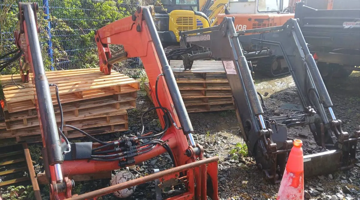 Quicke Q660 Self-leveling loader - Image 3