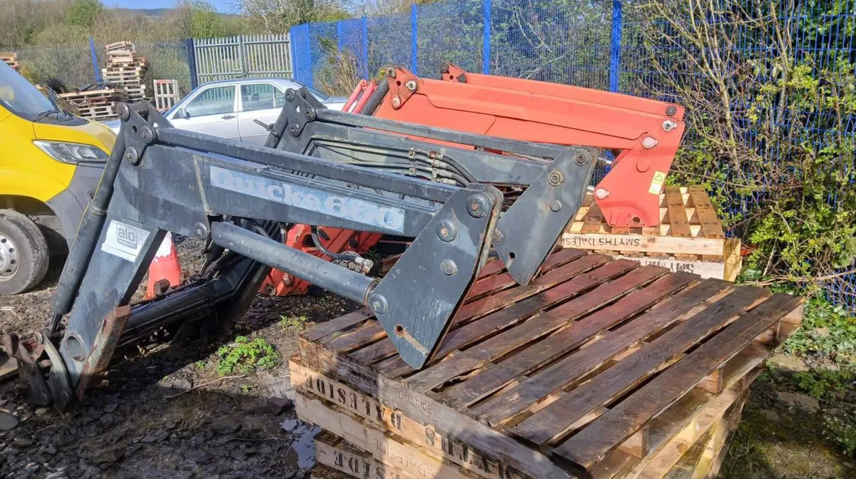 Quicke Q660 Self-leveling loader - Image 2