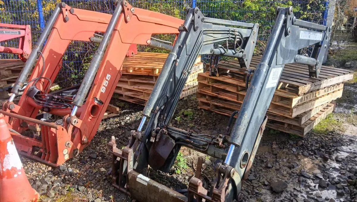 Quicke Q660 Self-leveling loader - Image 1