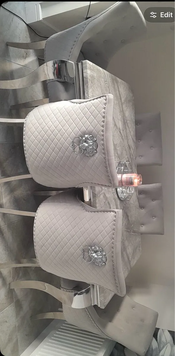 Table and chairs - Image 1