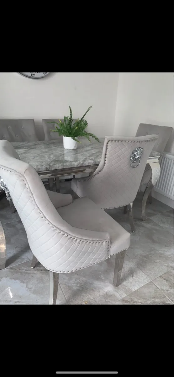 Table and chairs - Image 2