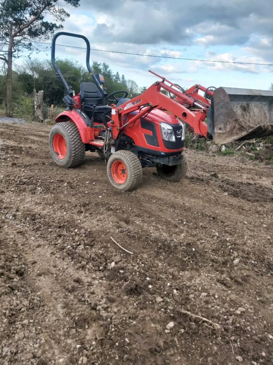 Compact tractor and loader - Image 1