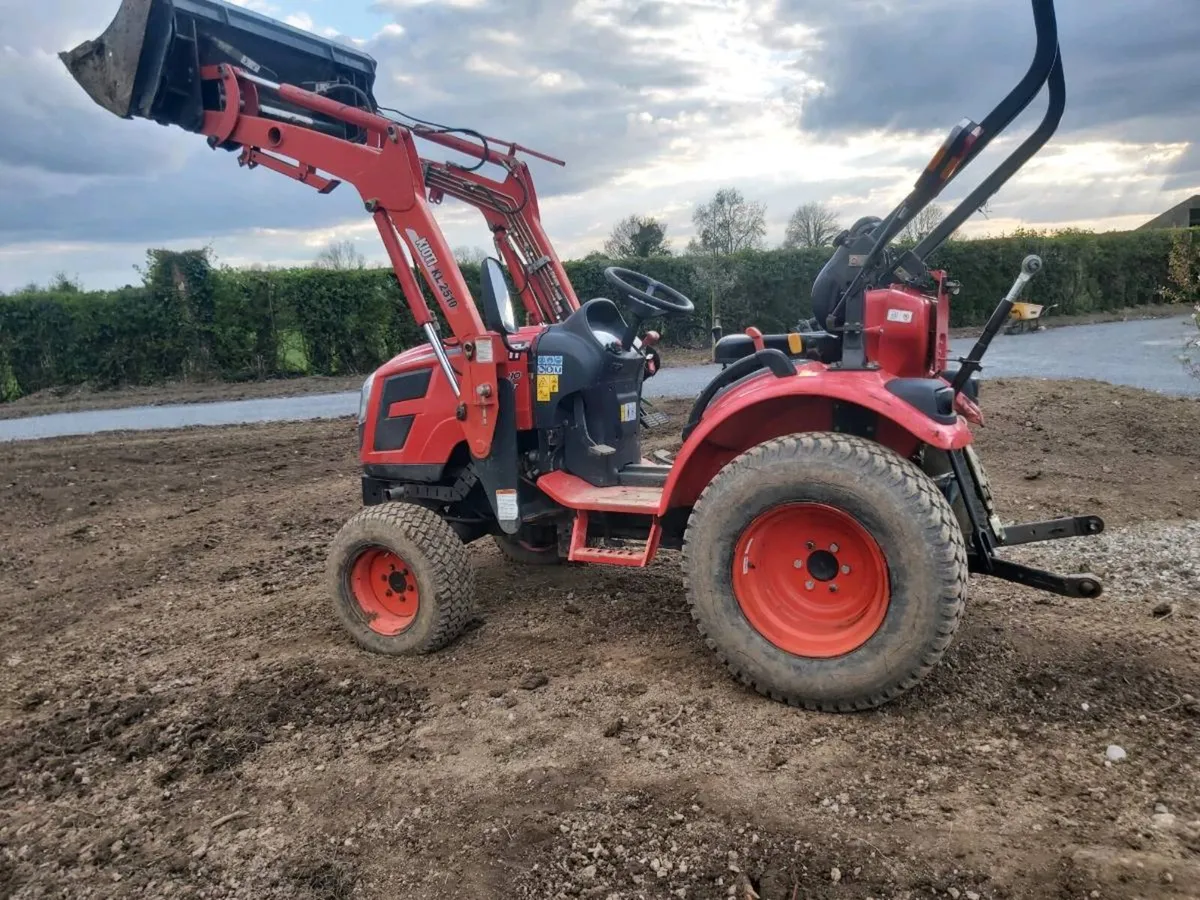 Compact tractor and loader - Image 2