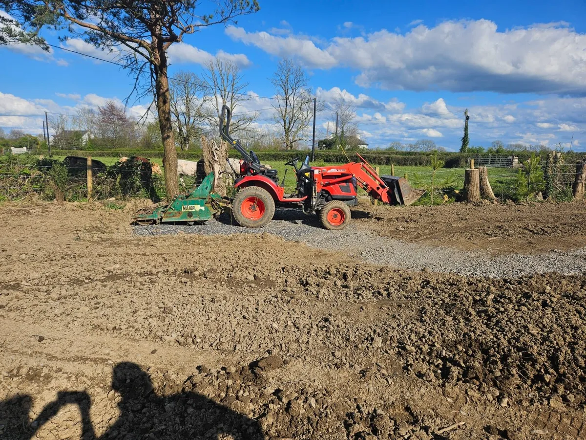 Compact tractor and loader - Image 4