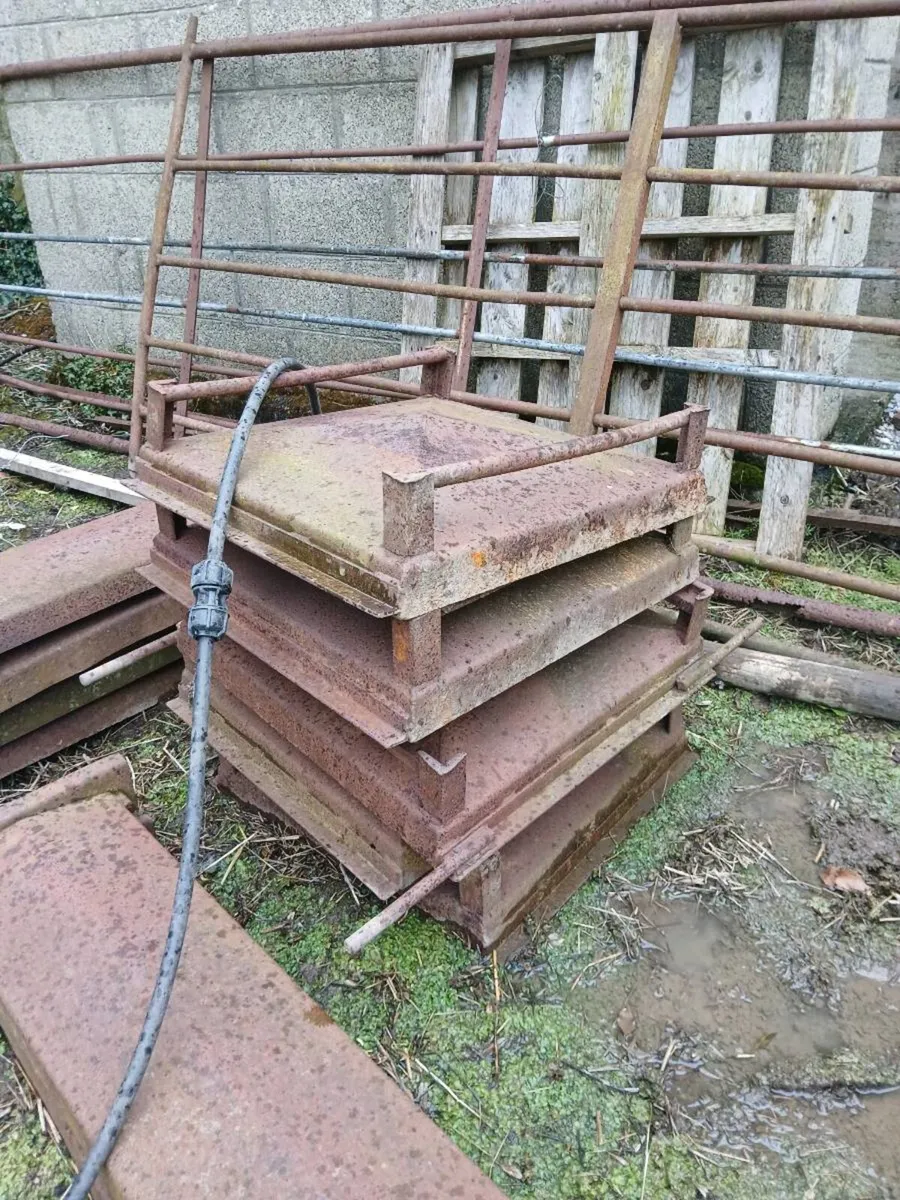 Pier and Wall Cap Moulds (086 8274287) - Image 3