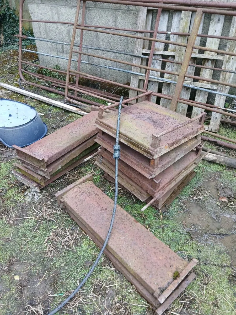 Pier and Wall Cap Moulds (086 8274287) - Image 1