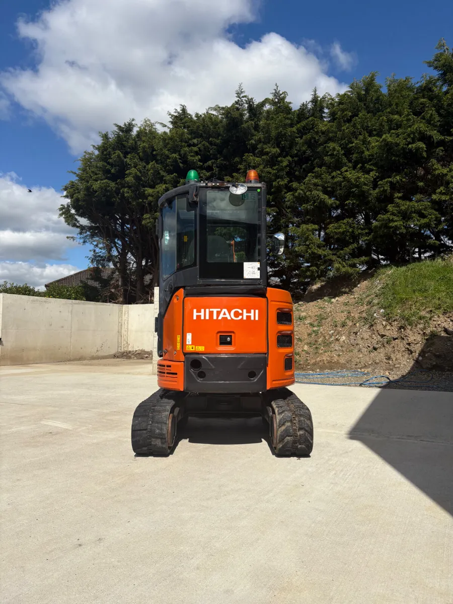 2020 Hitachi 26U - Image 4