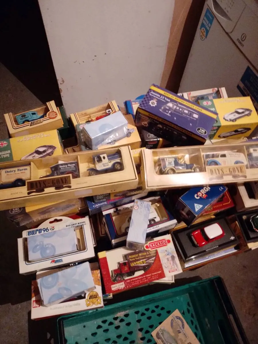 Model car and vans - Image 2