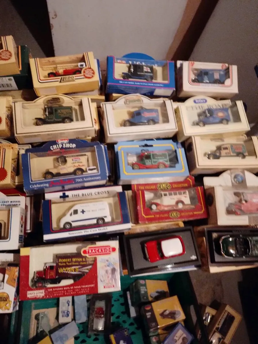 Model car and vans - Image 3