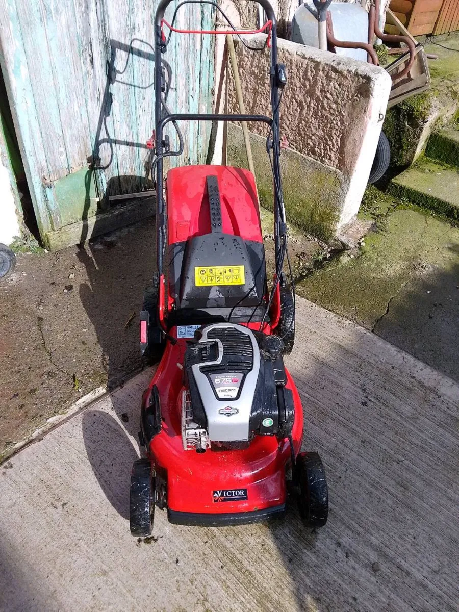 Petrol lawnmower with electric start push button - Image 1