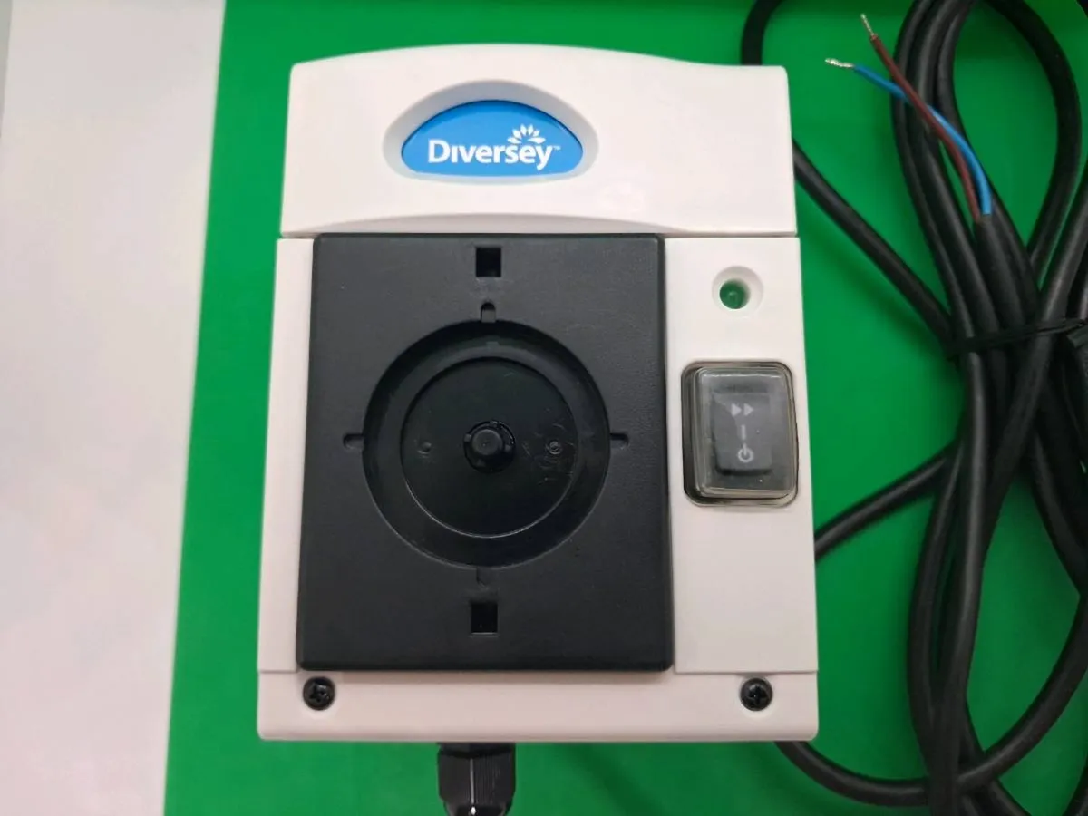 Postage - 2 x DIVERSEY D250  DOSATORE LAVASTOV - Image 1