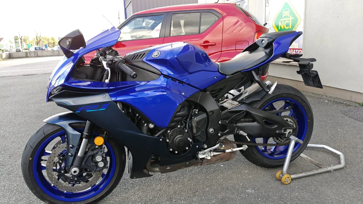 Yamaha R1 YZF1000 2023 Only 2.924 Km Akrapovic - Image 3