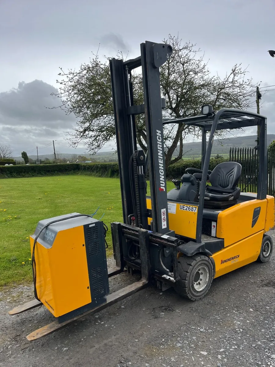Electric forklift - Image 1