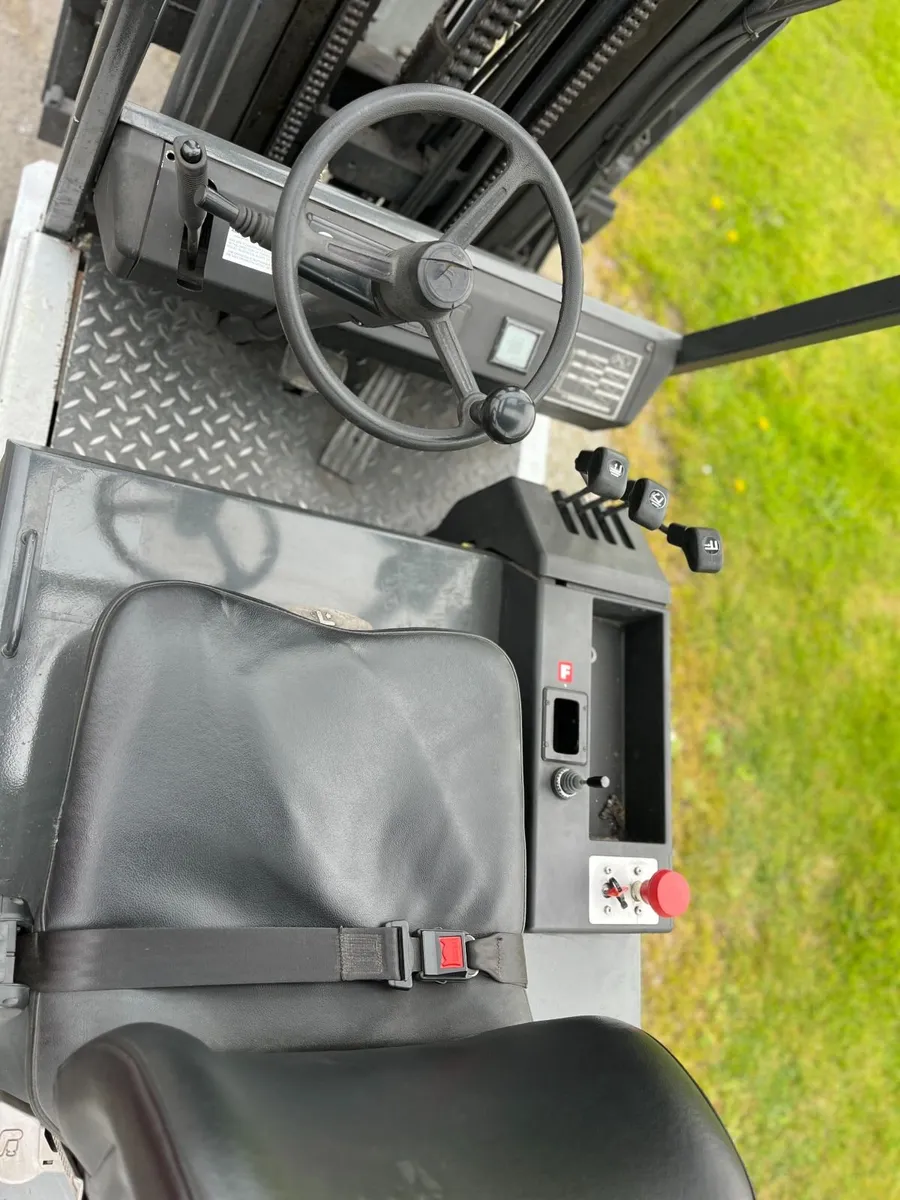 Komatsu 1.5 tonne electric forklift - Image 2