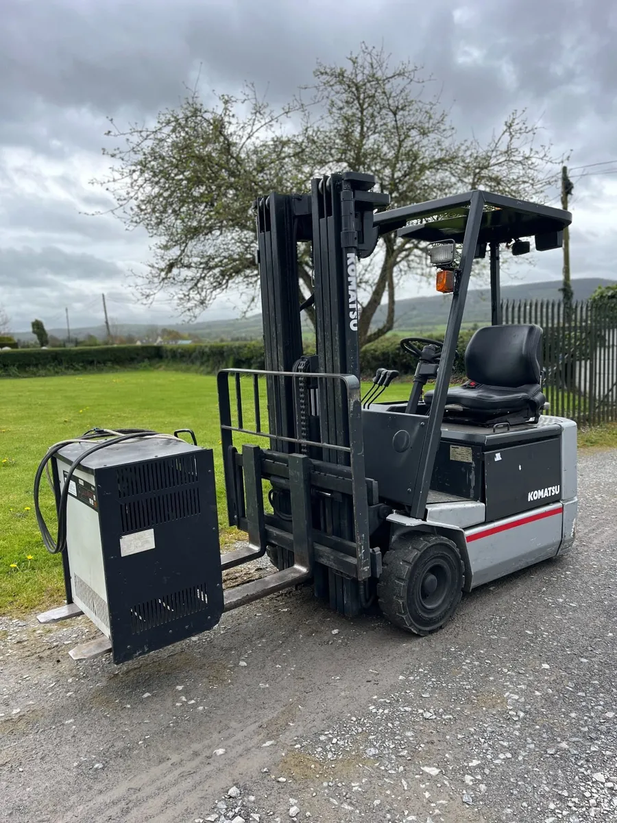 Komatsu 1.5 tonne electric forklift - Image 1