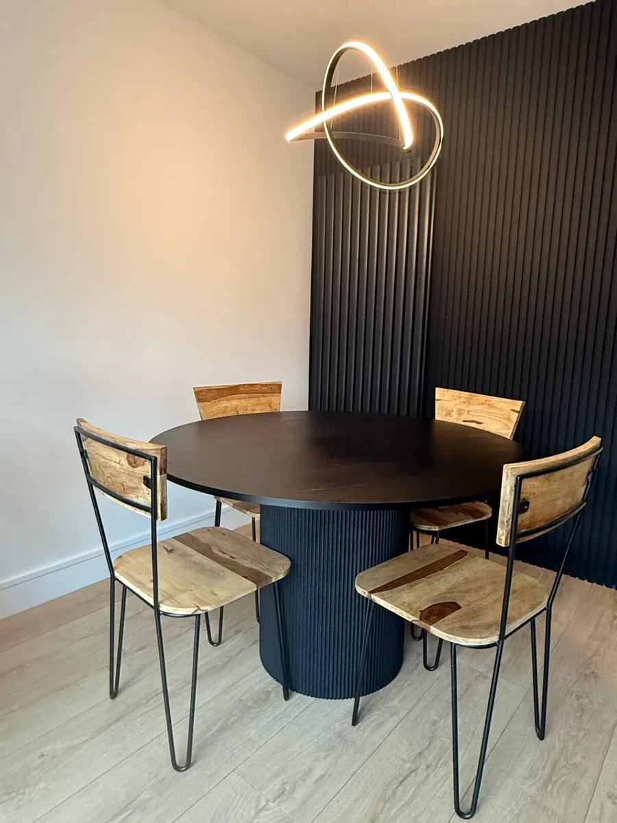 Dining table - Image 1