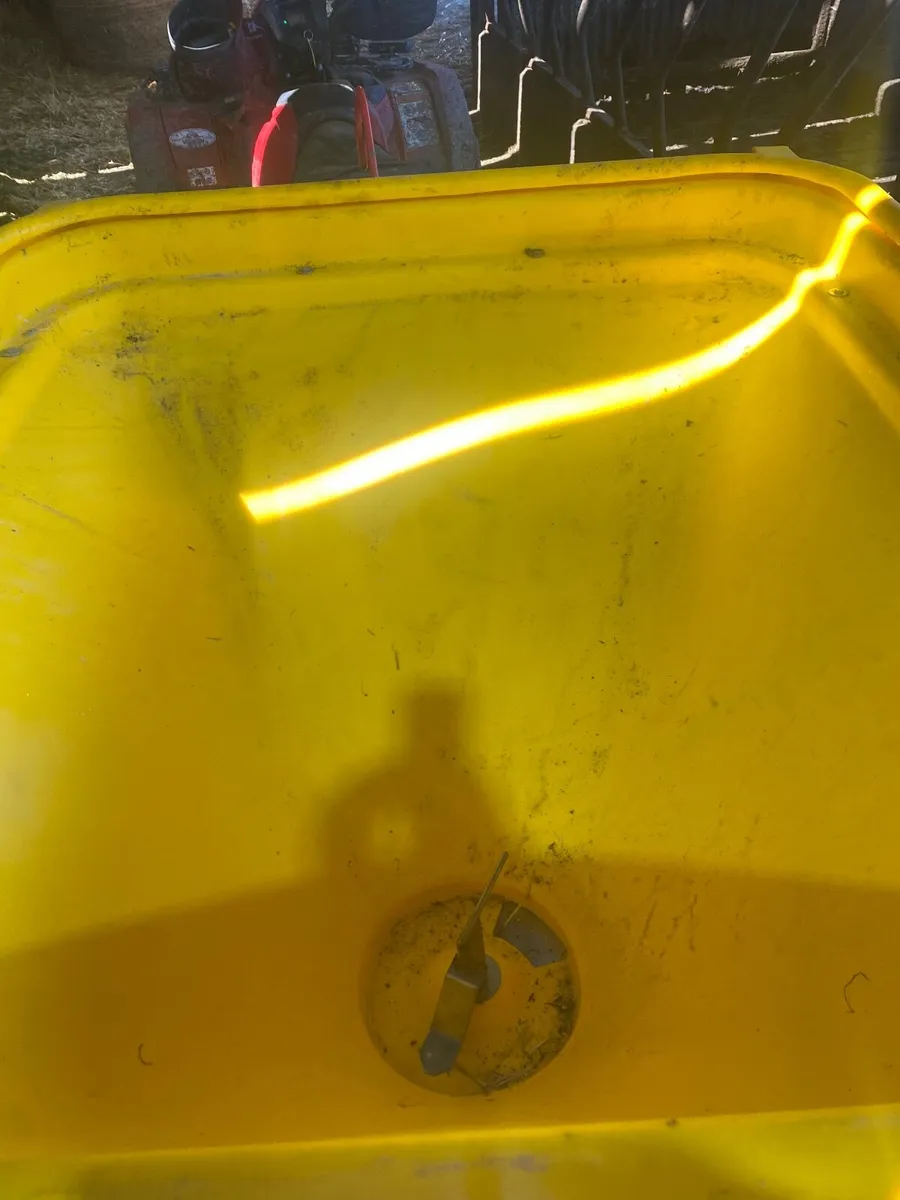 Quad fertiliser spreader - Image 2