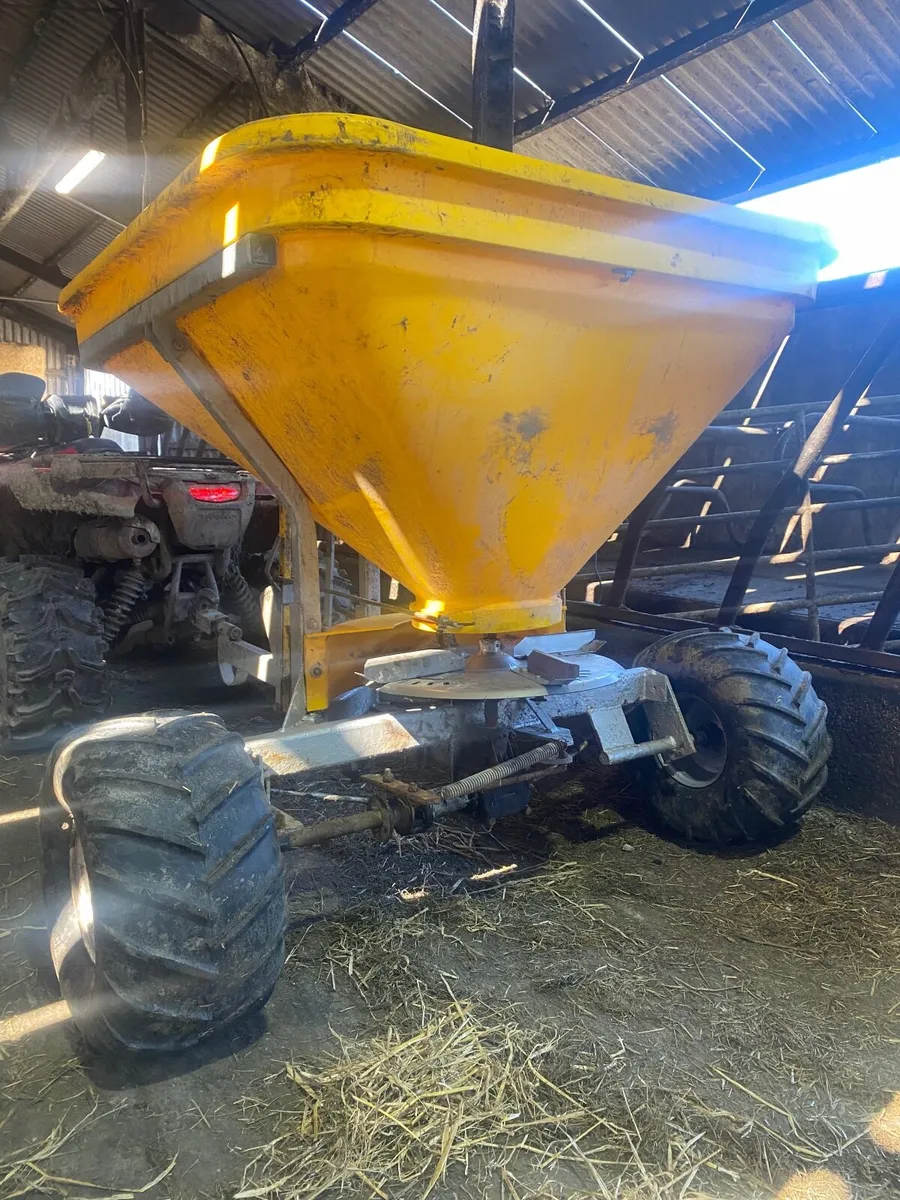Quad fertiliser spreader - Image 3