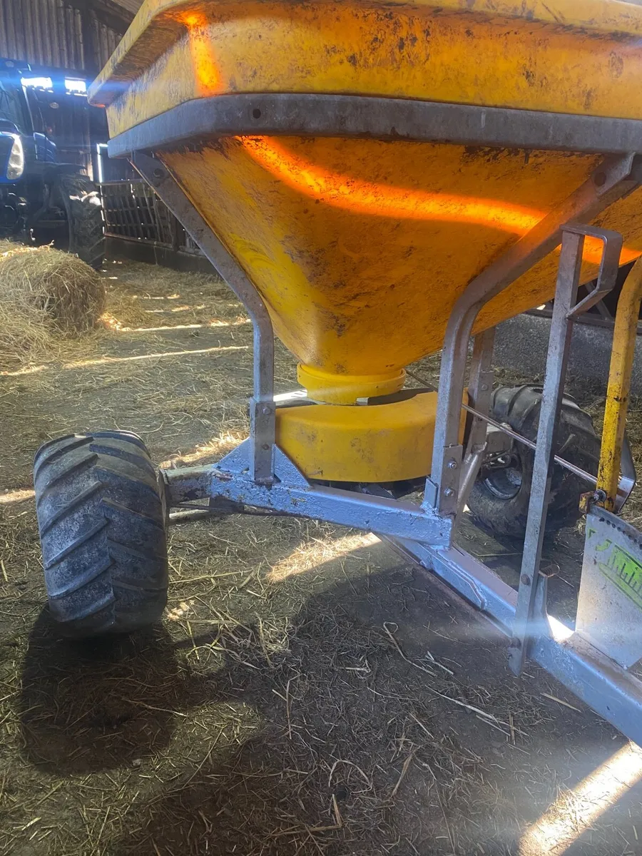 Quad fertiliser spreader - Image 4
