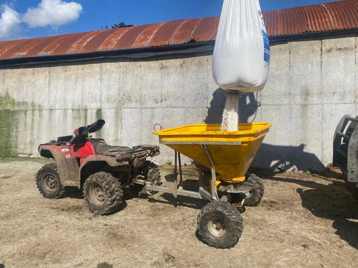 Quad fertiliser spreader - Image 1