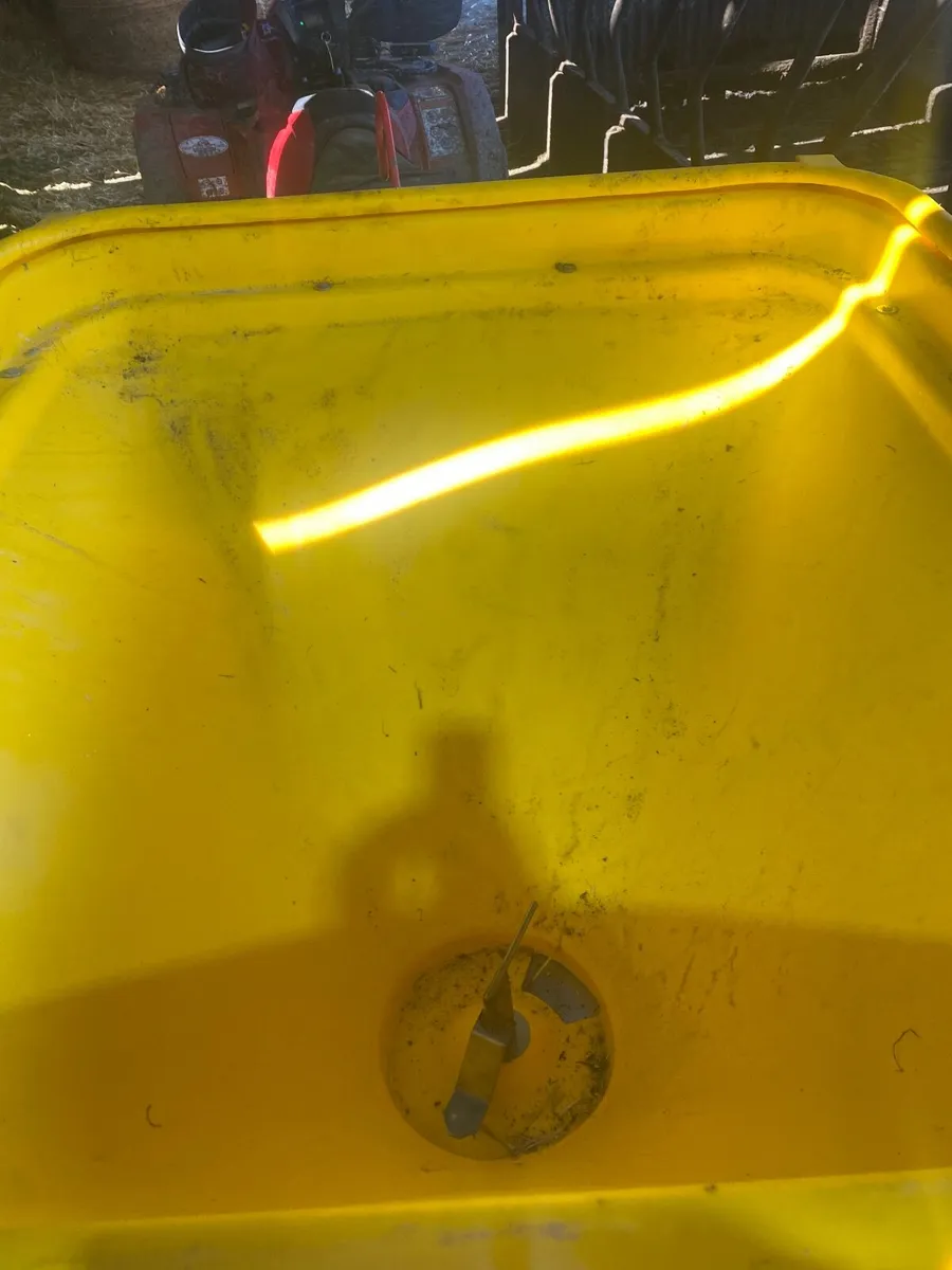 Quad fertiliser spreader - Image 2