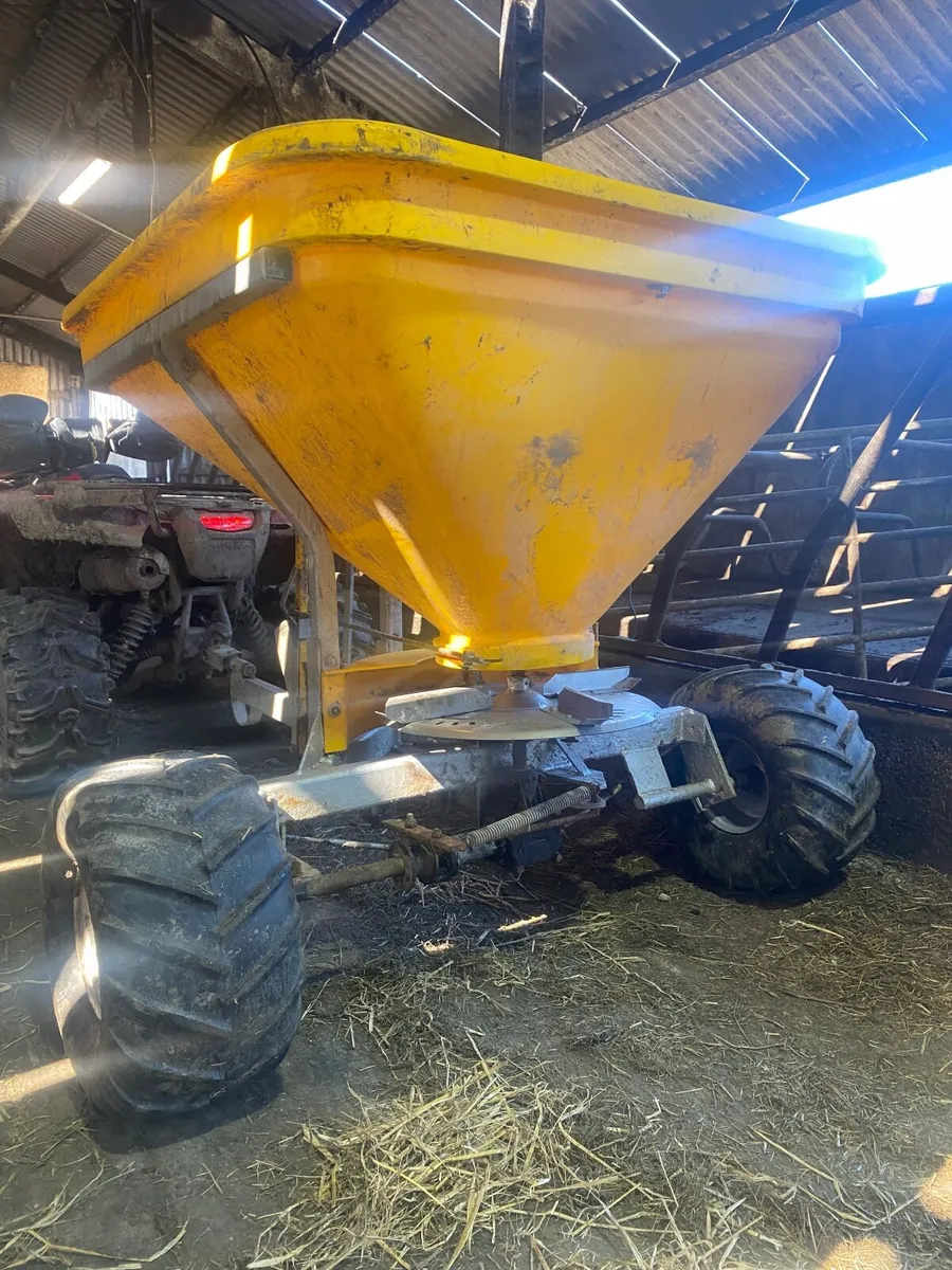 Quad fertiliser spreader - Image 3