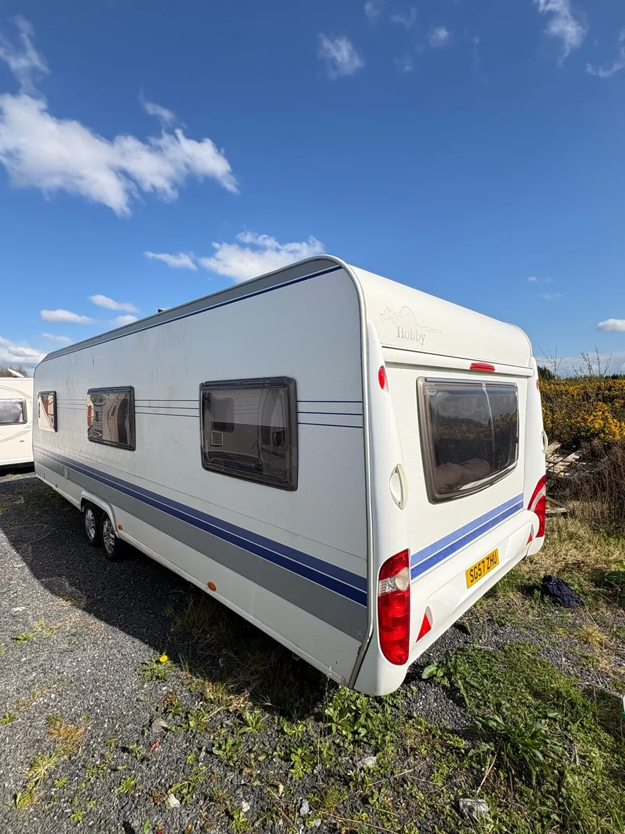 2009 hobby 6 berth fixed bed caravan - Image 3