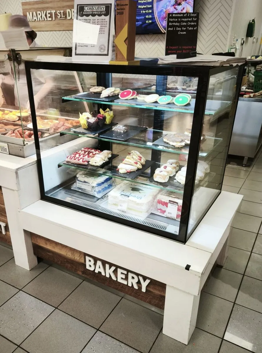 chilled cake display - Image 1