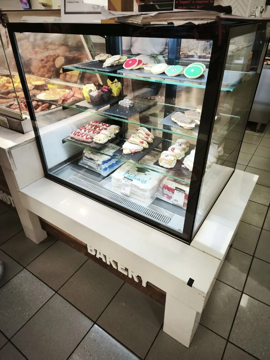 chilled cake display - Image 2