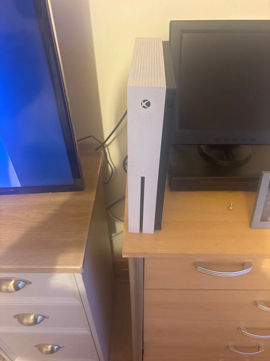 Tv and Xbox - Image 2