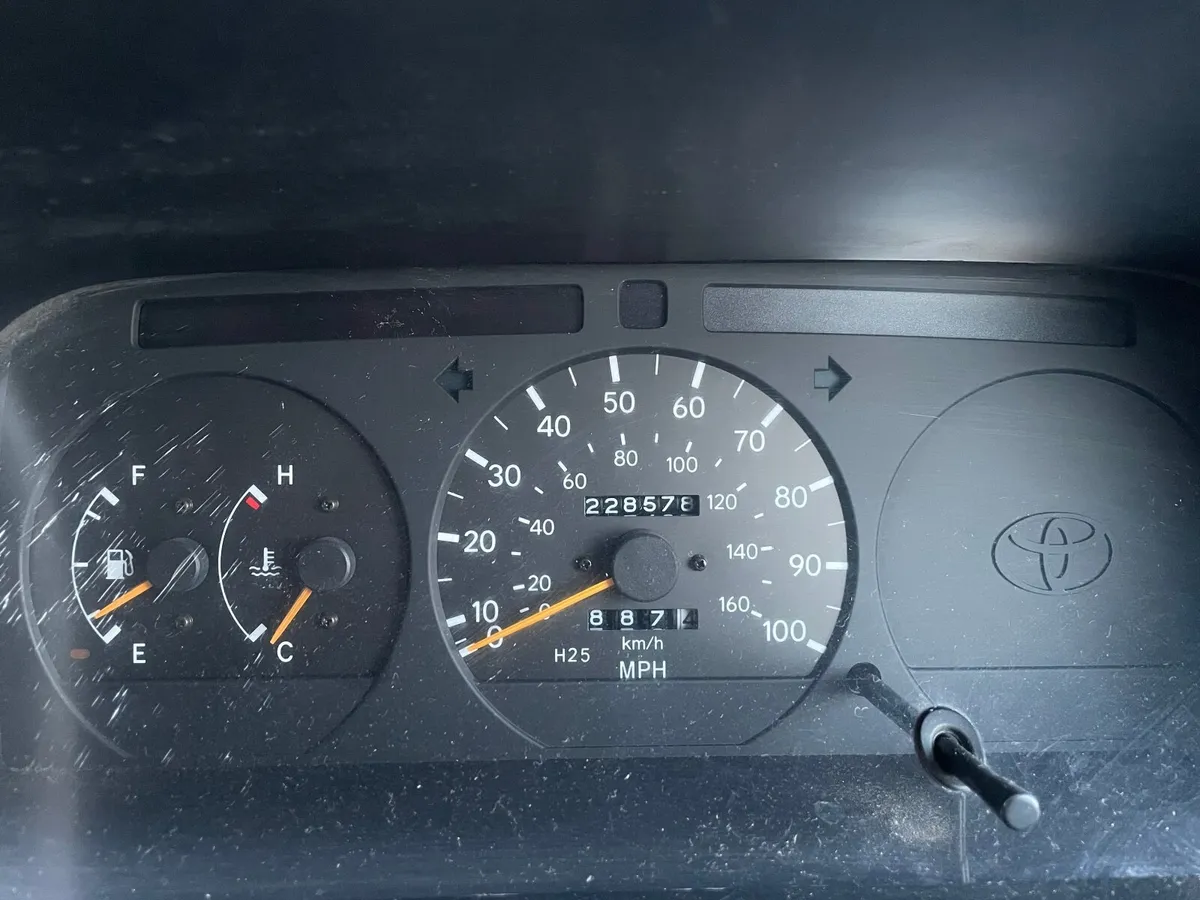 Toyota HiAce - Image 2